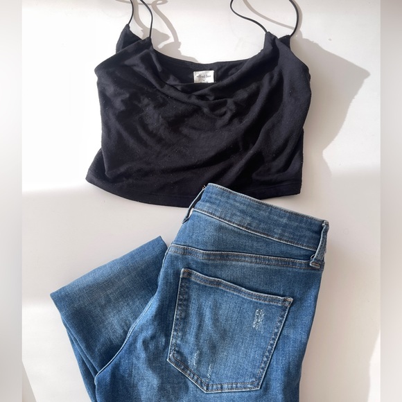 Uniqlo Mid Rise Medium Wash Extra Stretchy Skinny Jeans - Picture 2 of 5